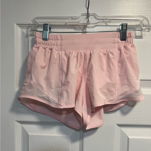 Lululemon Hotty Hot Low-Rise Lined Short 2.5" EUC Size 4 - Picture 4 of 5